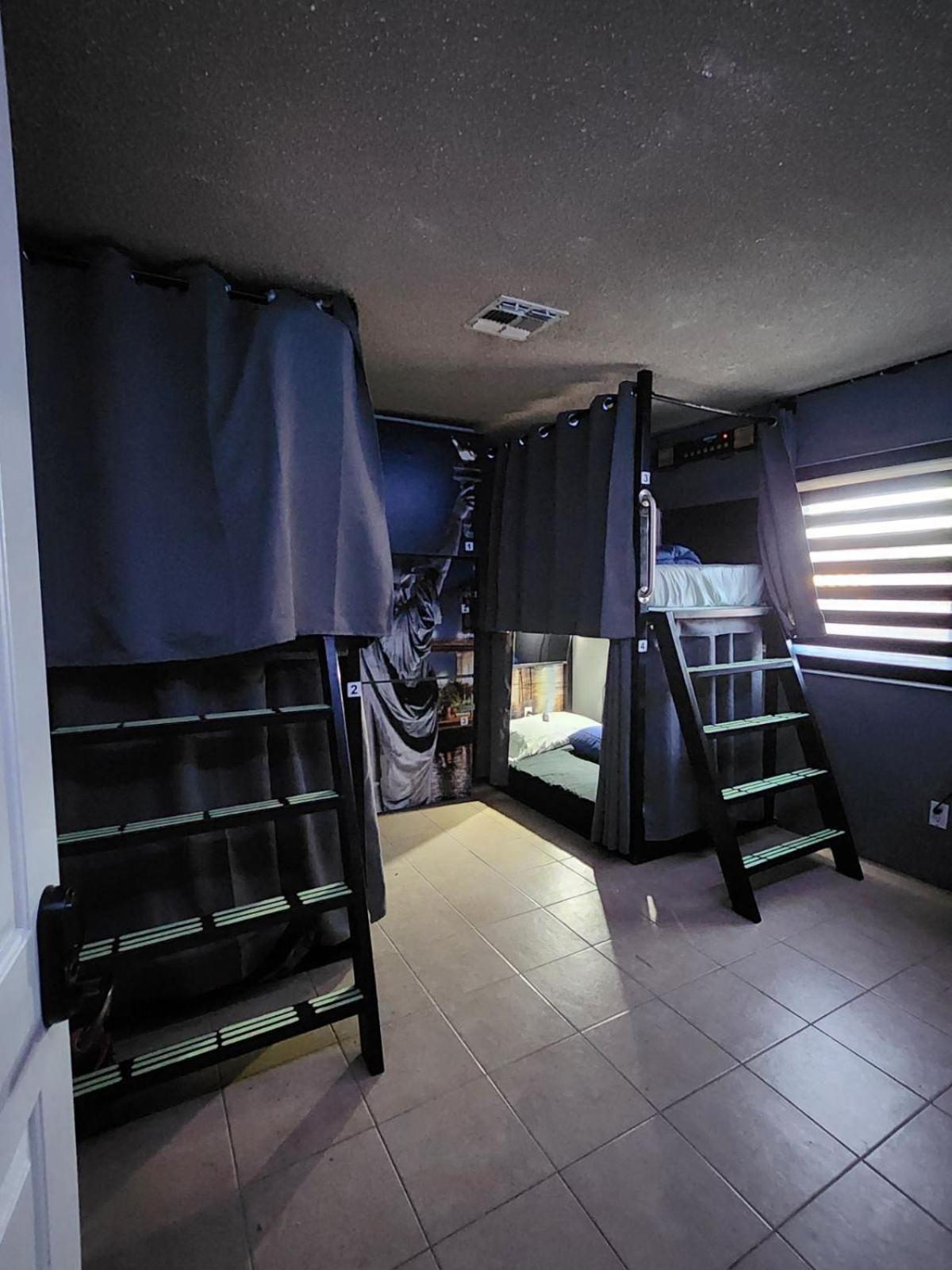 Orangewood & 51Ave Homestay - Not A Hotel Глендейл Экстерьер фото