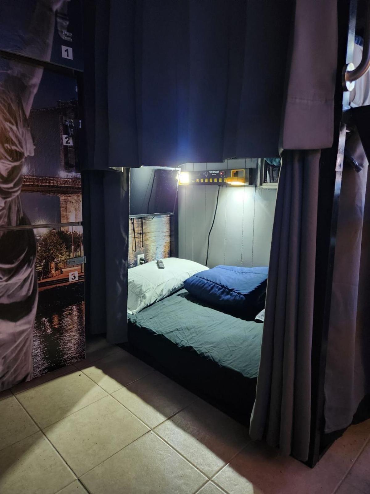 Orangewood & 51Ave Homestay - Not A Hotel Глендейл Экстерьер фото